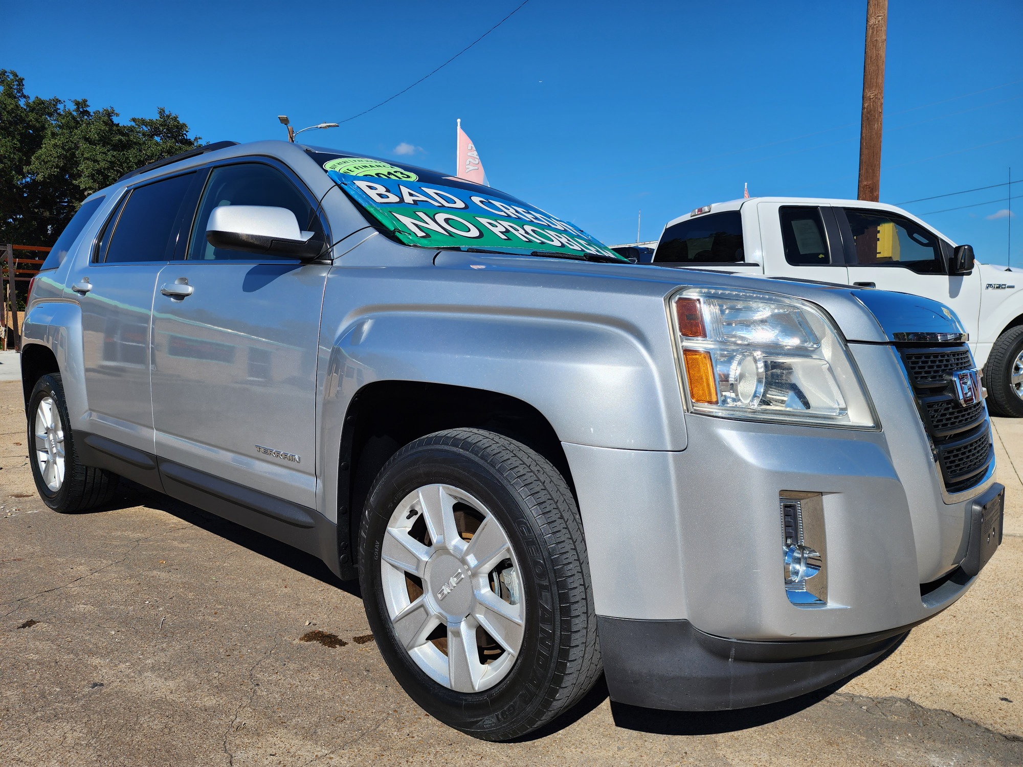 2013 SILVER GMC Terrain SLT (2GKALUEK0D6) with an 2.4L L4 DOHC 16V FFV engine, 6-Speed Automatic transmission, located at 2660 S.Garland Avenue, Garland, TX, 75041, (469) 298-3118, 32.885387, -96.656776 - Welcome to DallasAutos4Less, one of the Premier BUY HERE PAY HERE Dealers in the North Dallas Area. We specialize in financing to people with NO CREDIT or BAD CREDIT. We need proof of income, proof of residence, and a ID. Come buy your new car from us today!! This is a very well cared for 2013 GM - Photo #1